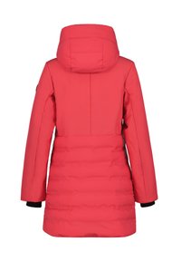 Padded rosa jacka med huva, med långa ärmar och en mjuk textur. Den har rak skärning utan synlig hårdvara eller detaljer.