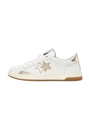 Sneaker bianco basso con lacci bianchi, sovrapposizione di stelle dorate glitterate, accenti dorati e suola marrone chiaro, mostrato in vista laterale.