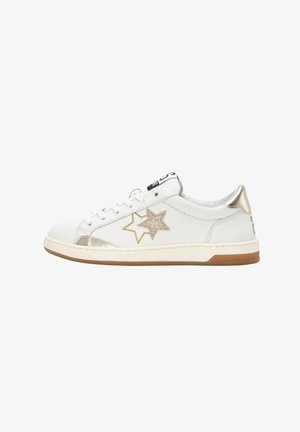 Sneaker bianco basso con lacci bianchi, sovrapposizione di stelle dorate glitterate, accenti dorati e suola marrone chiaro, mostrato in vista laterale.