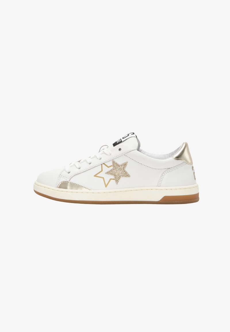 Sneaker bianco basso con lacci bianchi, sovrapposizione di stelle dorate glitterate, accenti dorati e suola marrone chiaro, mostrato in vista laterale.