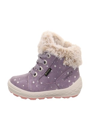 Lila Textil-Stiefelette mit Fleece-Besatz, Sternmuster-Oberfläche, silbernen Ösen und pinker Gummisohle. Geeignet für nasse Bedingungen.