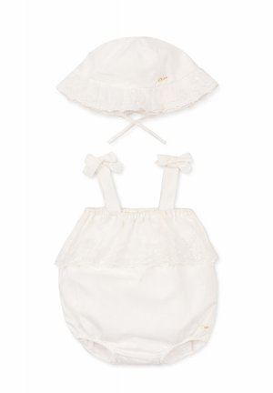 Tutina bianca per neonati con balza in pizzo, spalline con fiocco e cappellino abbinato con lacci sotto il mento, progettata per l'uso estivo.