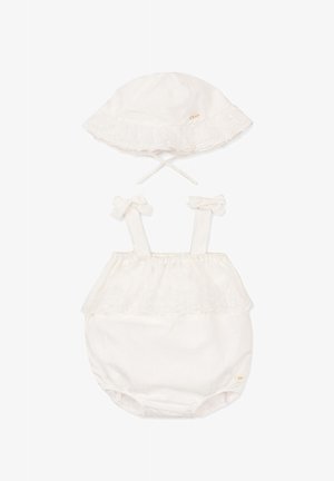 Tutina bianca per neonati con balza in pizzo, spalline con fiocco e cappellino abbinato con lacci sotto il mento, progettata per l'uso estivo.