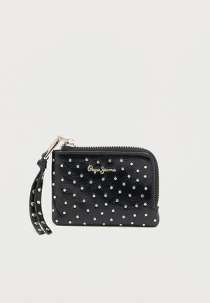 Zwarte leren portemonnee met zilveren studs en een ritssluiting, voorzien van een afneembare riem en een gegraveerd logo aan de voorkant.