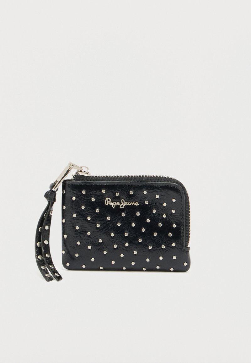 Μαύρο πορτοφόλι από δέρμα με ασημένιες τρούκς και κλείσιμο με φερμουάρ, με αποσπώμενο λουράκι και ανάγλυφο λογότυπο στο εμπρός μέρος.