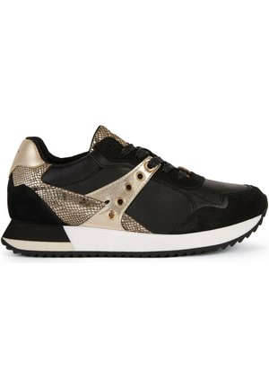 Czarny tenisówka z metalicznymi, złotymi akcentami w stylu skóry węża, złotymi przelotkami, czarnymi sznurówkami, białą podeszwą środkową i rowkowaną czarną podeszwą zewnętrzną.