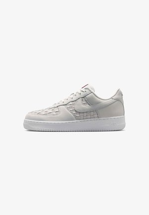 Nike Sportswear, NIKE SPORTSWEAR MEN'S SHOES AIR FORCE 1 LOW RETRO PREMIUM - Sneakers - summit white team red metallic silver summit white