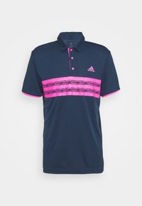 Polo bleu marine avec des accents roses, présentant un design rayé sur la poitrine et un col. Comprend une patte de trois boutons.