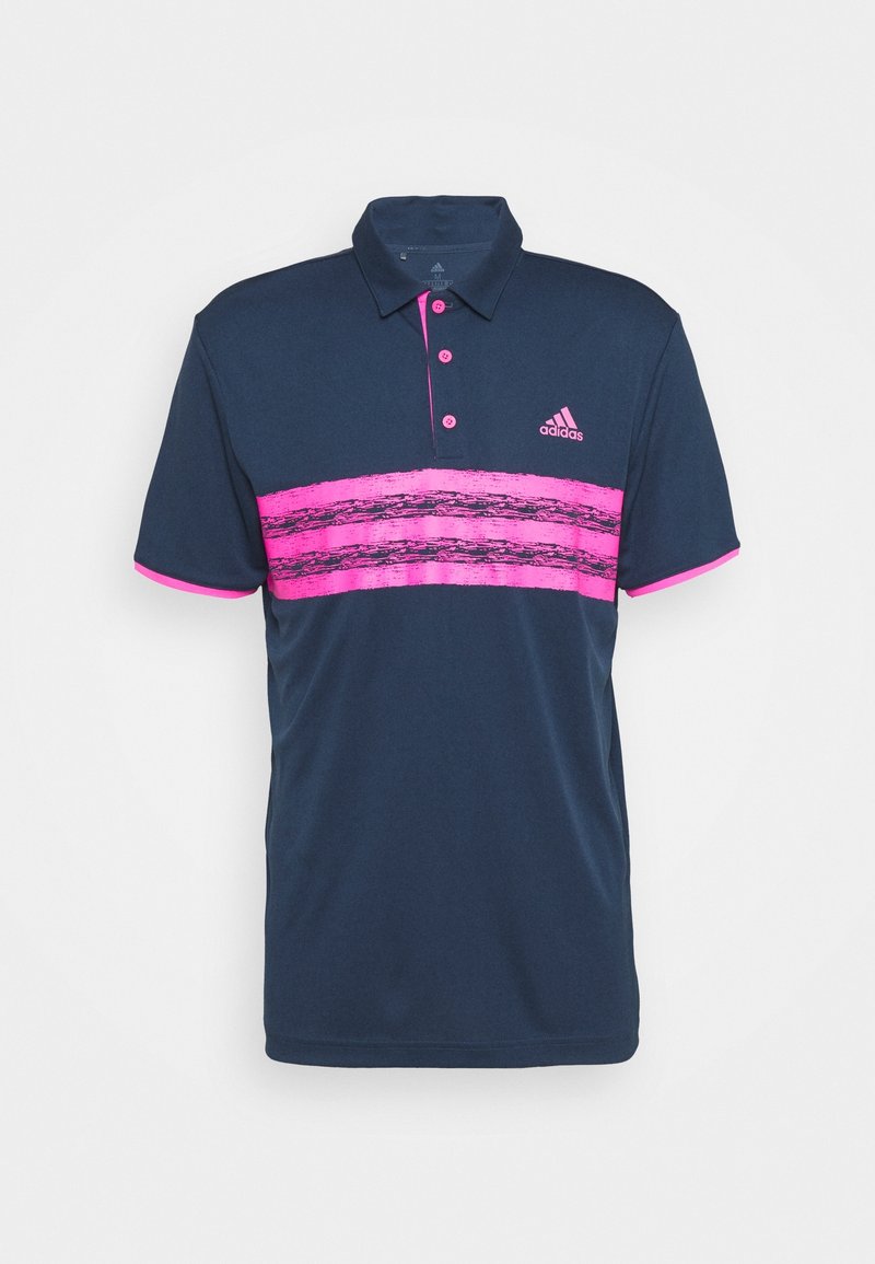 Polo bleu marine avec des accents roses, présentant un design rayé sur la poitrine et un col. Comprend une patte de trois boutons.