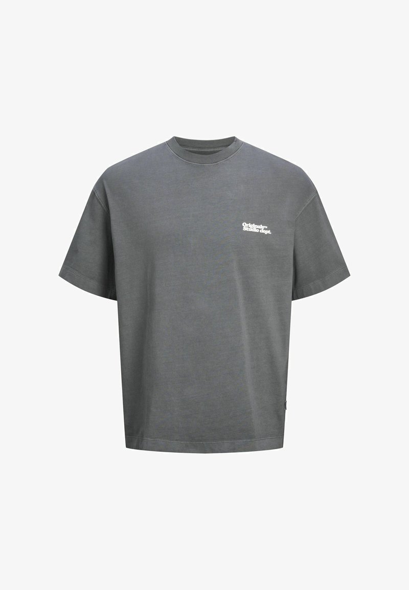 T-shirt en coton gris avec un col rond, des manches courtes et une coupe décontractée. Présente un logo en texte blanc sur la poitrine. Texture lisse et design simple.