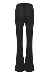 Pantalons tricotés noirs à côtes avec une silhouette évasée. Présentent une taille haute et un ourlet festonné. Design de tissu texturé sur toute la surface.