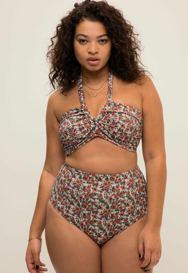 Donna Cinese Che Porta Costume Da Bagno Di Un Pezzo Nero Isolato Su Un - Foto 8