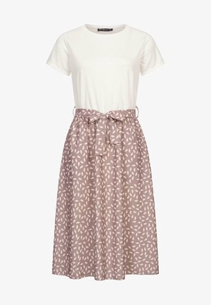 T-paita mekko, jossa on valkoinen yläosa ja vaaleanlila hame, jossa on lehtikuosi. Mukana sidottu vyötärötunnelma. Pehmeä kangas.