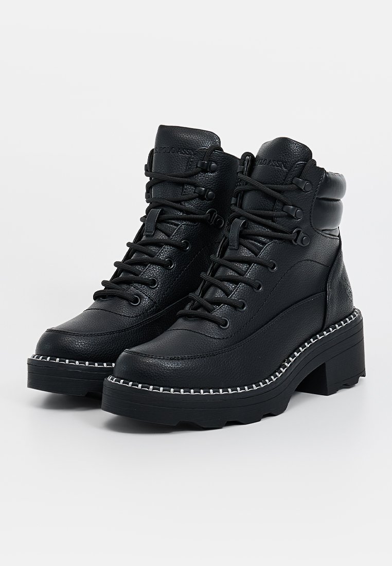 Botas de tobillo de cuero negro con un acabado texturizado, diseño con cordones, cuello acolchado y suela de plataforma gruesa con detalle de costura blanca.
