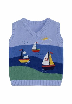 Hellblaues, gestricktes ärmelloses Weste mit Stickereien eines Segelbootes, der Sonne, einer Wolke und Vögeln über Wellen und grünen Hügeln.