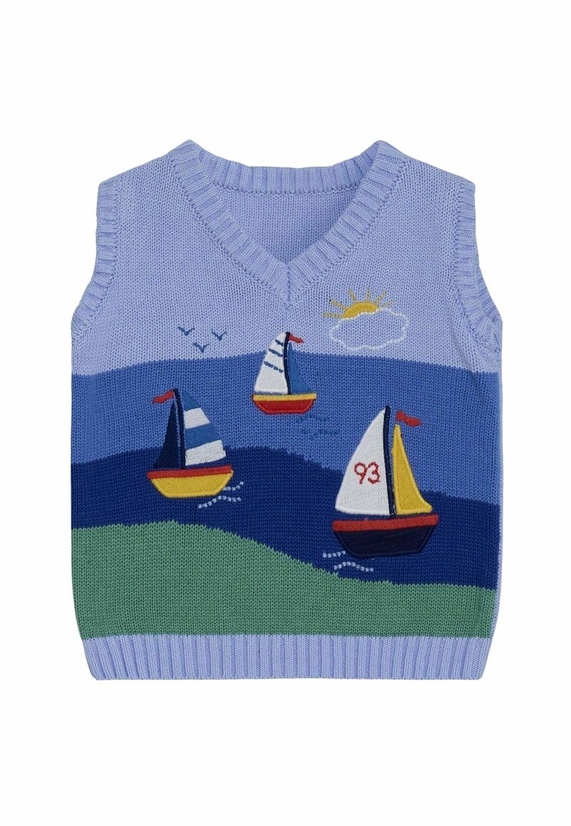 Gilet sans manches en tricot bleu clair, brodé d'un voilier, du soleil, d'un nuage et d'oiseaux au-dessus de vagues et de collines vertes.