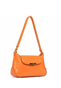 Borsa a tracolla in cuoio arancione con una texture liscia, forma strutturata e chiusura a patta. Caratterizzata da una chiusura in tono oro e da una tracolla regolabile.