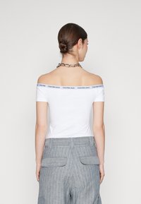 Calvin Klein Jeans LOGO ELASTIC BARDOT TOP - Trükipildiga T-särk - bright white
