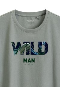 Szara bawełniana koszulka z okrągłym dekoltem, z wyraźnym napisem "WILD" w wzorzystych zielonych i niebieskich literach nad "MAN" w jednolitej zieleni.