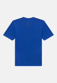 Kék rövid ujjú sportpóló Adidas és Minecraft logókkal a felső hátsó részén, ClimaCool légáteresztő anyagból készült.