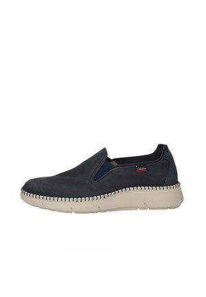 Scarpa slip-on in pelle blu navy con suola spessa beige e dettagli di cucitura. Presenta pannelli laterali in elastico per facilitare la calzata. Texture liscia.
