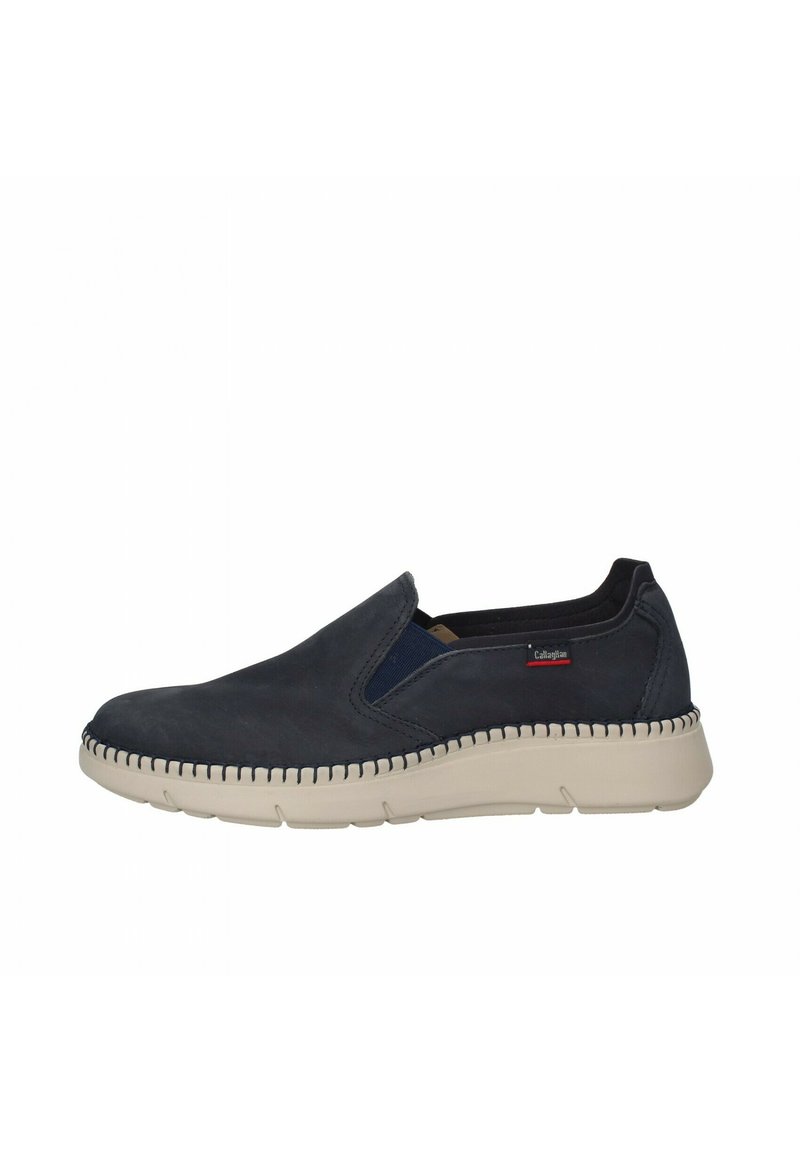 Scarpa slip-on in pelle blu navy con suola spessa beige e dettagli di cucitura. Presenta pannelli laterali in elastico per facilitare la calzata. Texture liscia.