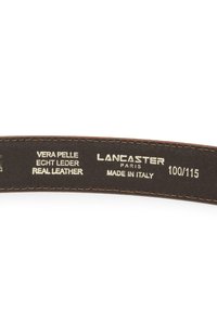 Cintura in pelle marrone con testo impresso: "Vera Pelle," "Echt Leder," "Real Leather," "Lancaster Paris," "Made in Italy," e "100/115."