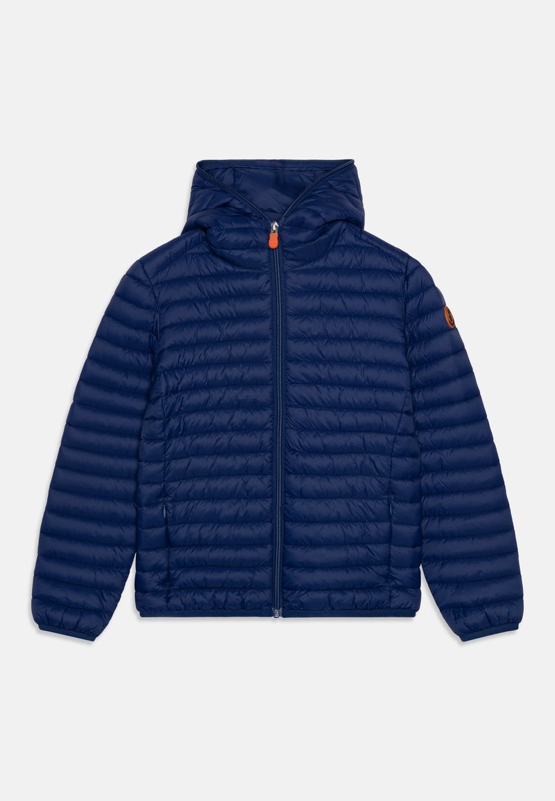 Veste matelassée bleu marine avec capuche, présentant un design matelassé horizontal et des poignets élastiques. Fermeture éclair à l'avant avec un tirant orange et un patch logo.
