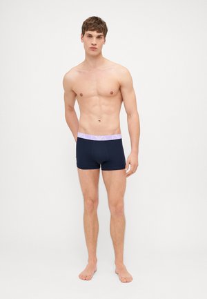 Marineblå boksershorts med en lyseblå elastisk midjebånd som har et logo, laget av et glatt stoff, tettsittende design.