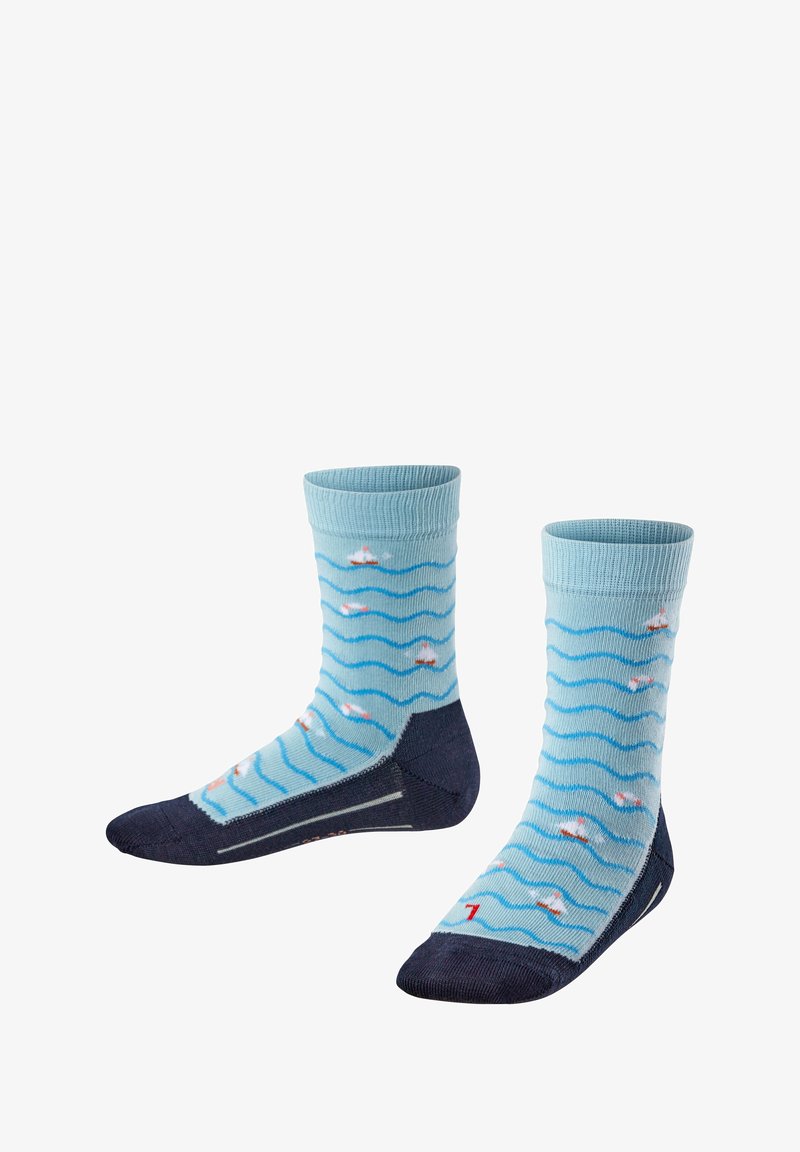 Jasnoniebieskie skarpetki z falistym wzorem i małymi łódkami żaglowymi, z granatowym piętą i palcami. Wykonane z miękkiego materiału z prążkowanymi mankietami.