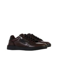 Sneakers in pelle marrone con profilo basso, dotati di accenti neri, una zip laterale e design con lacci. Le superfici testurizzate migliorano la presa.