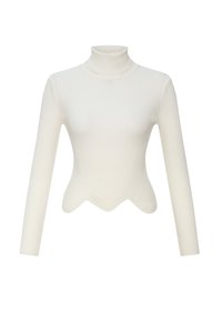 Pull à col roulé blanc côtelé avec manches longues, doté d'une coupe ajustée et d'un ourlet festonné en bas.