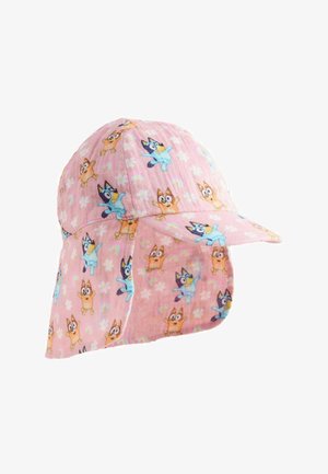 Rosa børnekasket med nakkeklud med tegneseriehundemotiver, regnbuer og hvide blomster mønstret over det hele.