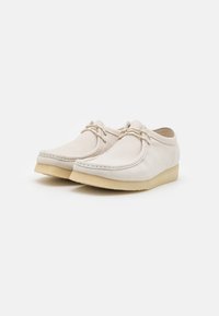 Clarks Originals WALLABEE - Sapatos de atacadores - offwhite