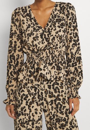Beige bluse med lange ærmer og bukser med sort og brun leopardprint, elastisk talje, V-udskæring og flæsedetaljer på ærmer og kant.
