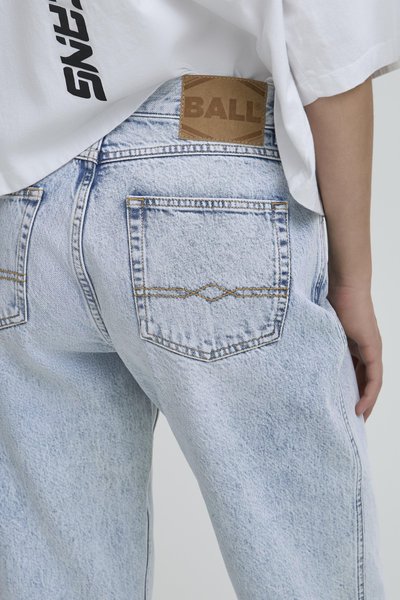 Svetlé denimové nohavice s uvoľneným strihom, s  vreckami na zadnej strane, kontrastným šitím a hnedou koženou nášivkou s nápisom "BALL."