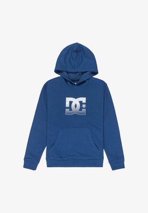 Niebieska bluza z kapturem, uszyta z miękkiego materiału, z przednią kieszenią typu kangur i dużą białą grafiką logo na klatce piersiowej.