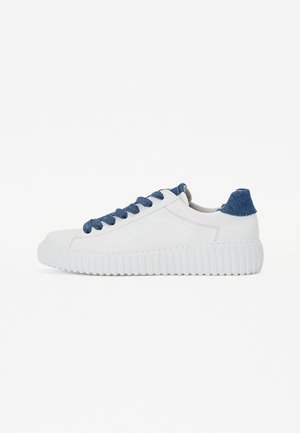 Baskets en cuir blanc avec une semelle en caoutchouc blanche texturée, des lacets en tissu bleu et un accent en denim au talon. Vue latérale, design minimaliste.