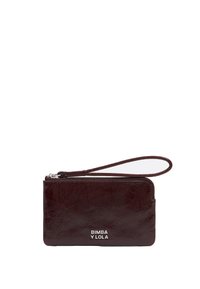 Cartera de muñeca de cuero marrón oscuro con cremallera plateada y el logo "BIMBA Y LOLA" en la parte frontal.