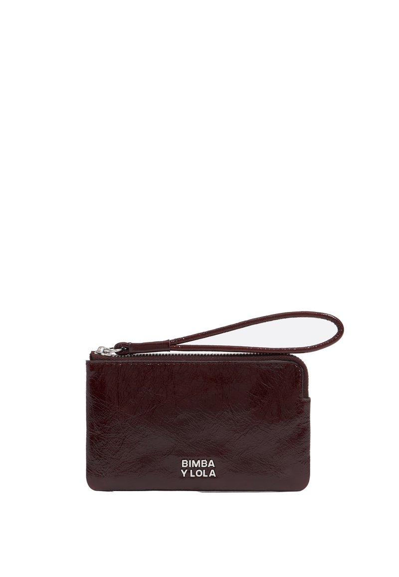 Cartera de muñeca de cuero marrón oscuro con cremallera plateada y el logo "BIMBA Y LOLA" en la parte frontal.
