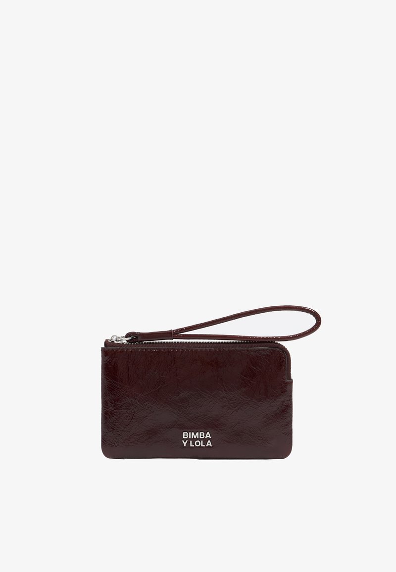 Tmavo hnedá kožená zápästná taška s strieborným zipsom a logom "BIMBA Y LOLA" na prednej strane.