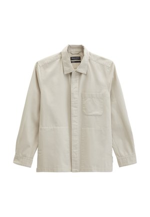 Beige Freizeitjacke mit langen Ärmeln, Brusttasche vorne, Kragen und verdeckter Knopfleiste, flach auf weißem Hintergrund gelegt.