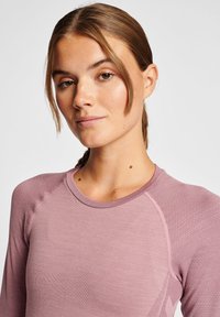 Hummel SEAMLESS TIGHT  - Sport T-Shirt - woodrose rose/taupe/melange