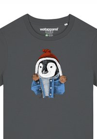 Grijze T-shirt met een pinguïnafbeelding die een rode hoed en spijkerjack draagt, gedetailleerd met bontpompons op de hoed en het jack.