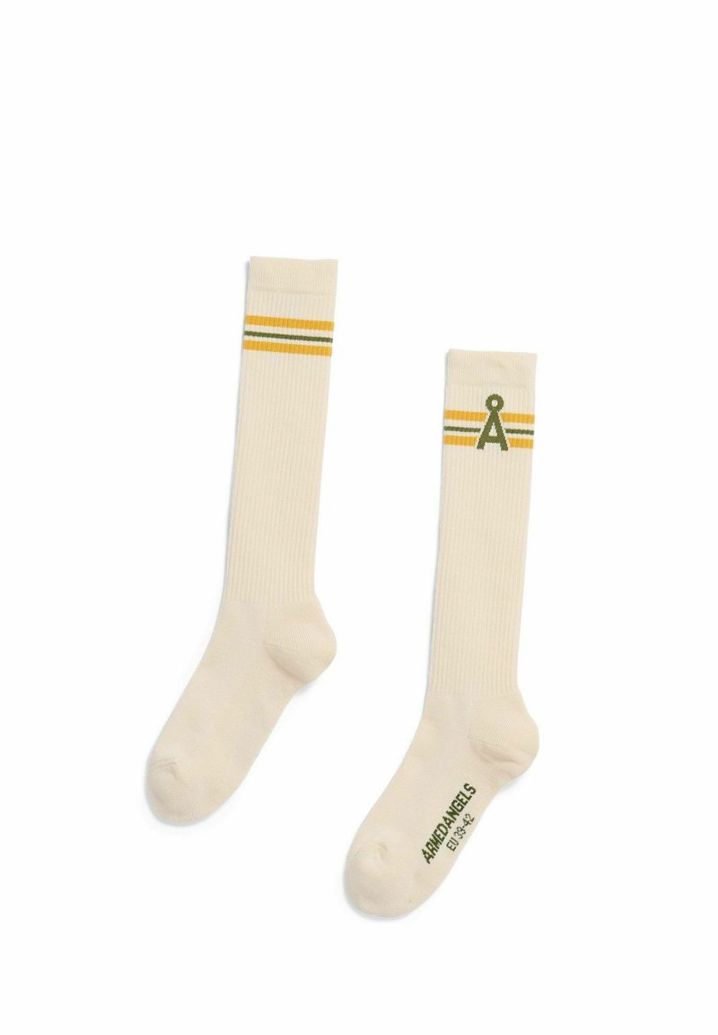 Knihohe Socken in Cremefarben mit geripptem Muster, versehen mit zwei horizontalen Streifen in Gelb und Grün sowie einem Logodetail in Grün.
