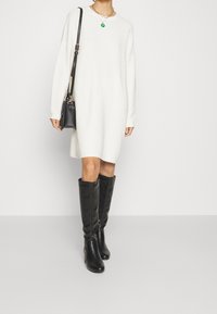 Marc O'Polo Stickad klänning - off-white