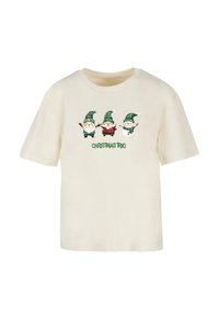 Cremefarvet t-shirt med et grafisk motiv af tre gnomer med grønne hatte og teksten "CHRISTMAS TRIO" i grønt nedenfor. Korte ærmer, rund hals.