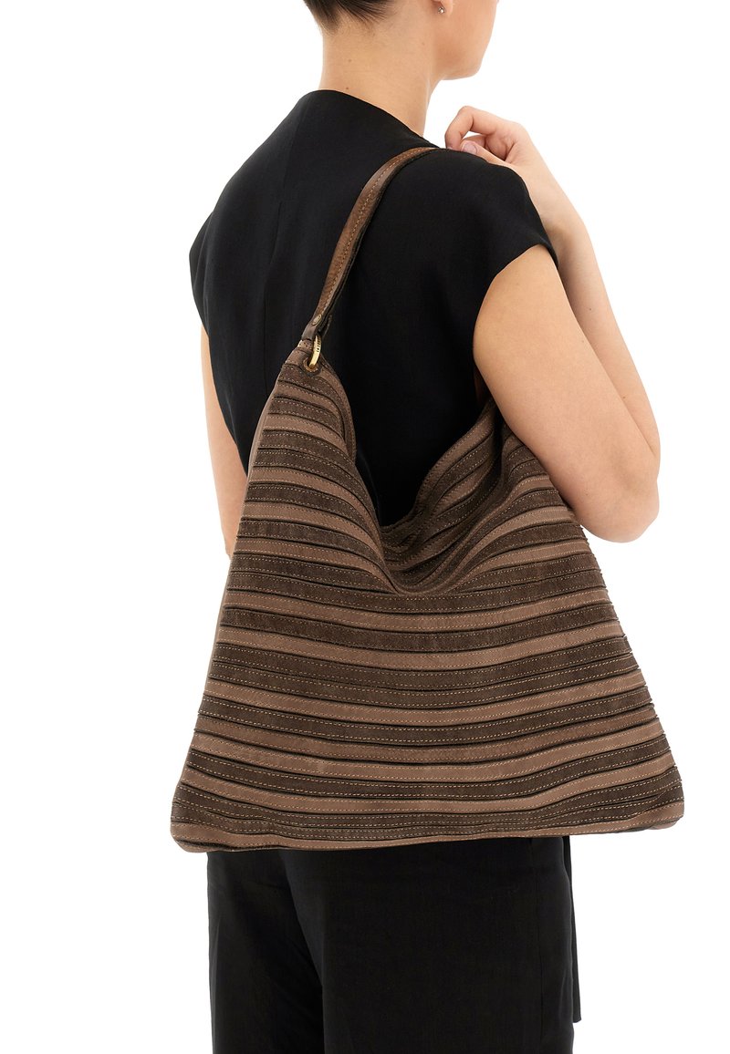 Borsa hobo a strisce marroni con tessuto testurizzato, finitura liscia e forma arrotondata. Presenta una singola tracolla e dettagli in metallo dorato.