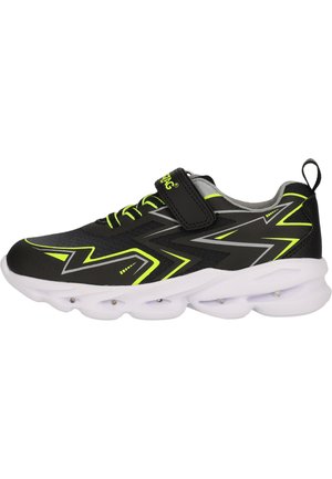 Chaussure de sport noire avec des accents néon verts et argentés; tige en mesh, ajustement sécurisé avec sangle Velcro, semelle blanche rembourrée et design arrondi.