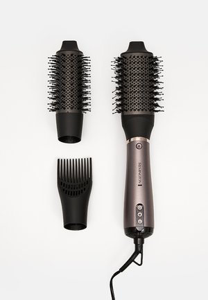 Spazzola per asciugacapelli in grigio metallizzato e nero, dotata di accessori in setole e un pettine. Manico testurizzato con tre pulsanti di controllo.